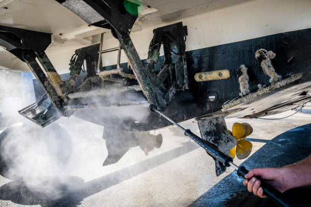 Tarifs/Devis power washing barnacles on a yacht in dry dock